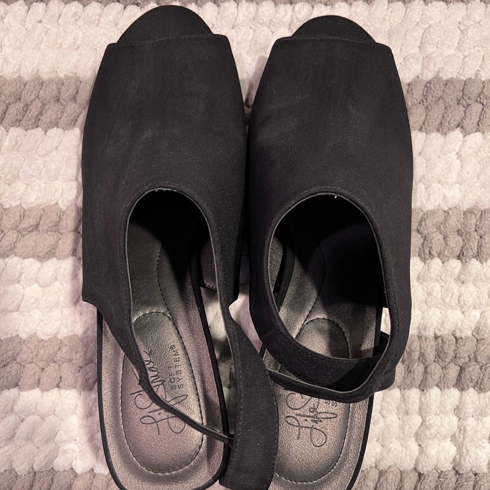 Life Stride Black Sandals with a small heel - Size 10